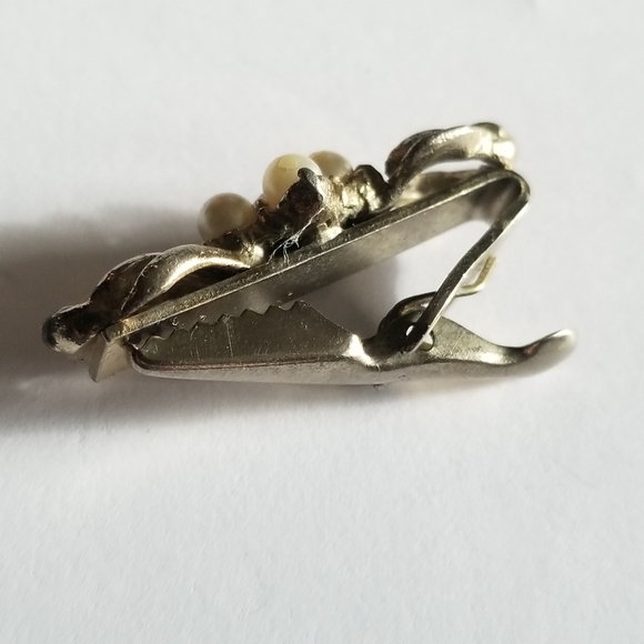 Relisted - Vintage clip brooch faux pearls gold tone - Picture 2 of 8